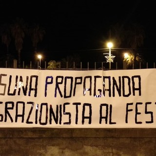 Festival di Sanremo, striscione di CasaPound: "No a propaganda pro-immigrazione" Festival di Sanremo, striscione di CasaPound: "No a propaganda pro-immigrazione"