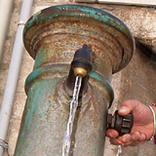 Vallecrosia: da oggi con 5 centesimi a bottiglia ci si può rifornire alla fontana T.V.B.