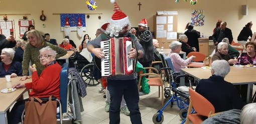 Taggia: Ospedale di Carità Onlus, tradizionale festa di auguri per i 64 ospiti della residenza protetta Taggia: Ospedale di Carità Onlus, tradizionale festa di auguri per i 64 ospiti della residenza protetta