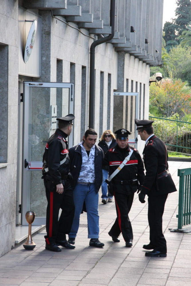 Giorgio Locatelli mentre viene portato in tribunale a Ventimiglia