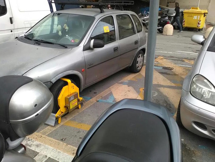 Sanremo: applicate ganasce a macchina italiana, su parcheggio riservato ai disabili al mercato di piazza Eroi