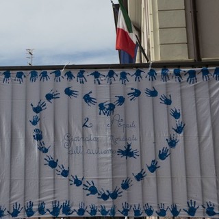 Taggia: la scuola dell'infanzia di Arma aderisce alla Giornata Mondiale dell'Autismo, esposti numerosi teli dipinti a tema Taggia: la scuola dell'infanzia di Arma aderisce alla Giornata Mondiale dell'Autismo, esposti numerosi teli dipinti a tema