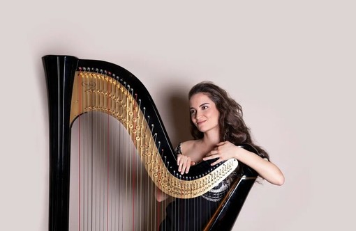 Esibizione dell'arpista Giulia Bugoni nell'ex Oratorio di Santa Brigida a Sanremo