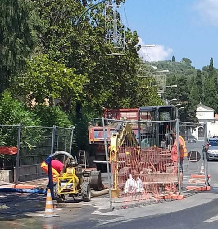 Diano Marina: quattro nuovi guasti all'acquedotto. Operai Amat al lavoro, al momento garantita l'erogazione idrica (foto) Diano Marina: quattro nuovi guasti all'acquedotto. Operai Amat al lavoro, al momento garantita l'erogazione idrica (foto)