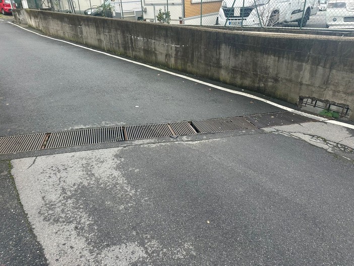 SiAmo Camporosso: "Griglie stradali pericolose in corso Repubblica" (Foto)
