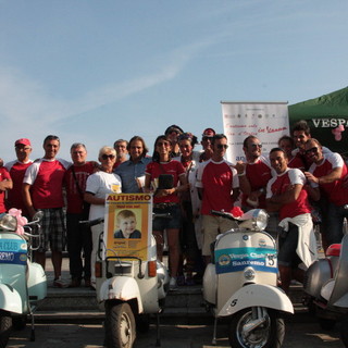 Approda a Sanremo il Giro d'Italia in vespa: l'impresa di quattro centauri per l'ANGSA Approda a Sanremo il Giro d'Italia in vespa: l'impresa di quattro centauri per l'ANGSA