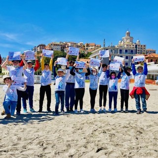 Imperia celebra la 'Giornata del mare': alunni a 'lezione' con la Capitaneria di Porto e i biologi dei 'Delfini del Ponente' (foto)