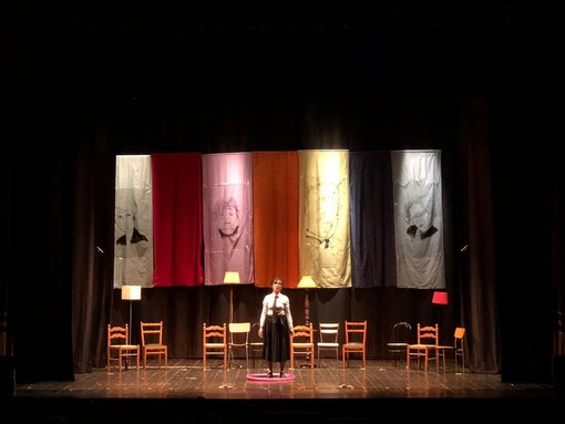 Le scuole di Ventimiglia a teatro per la Giornata della Memoria, Nesci “Lo spettacolo ha ricordato giorni bui per l’umanità che non dovrebbero ripetersi”