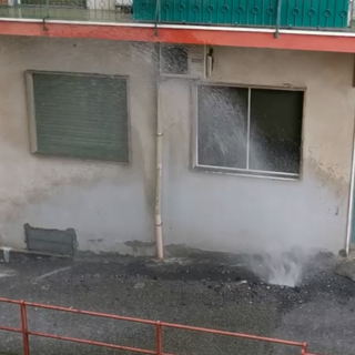 Imperia: si rompe l'acquedotto in via Giordano. Geyser alle Ferriere (video)