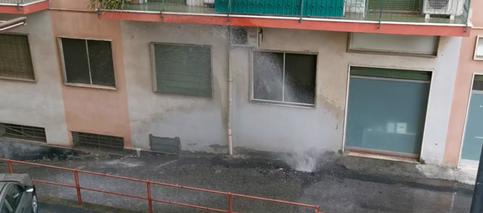 Imperia: si rompe l'acquedotto in via Giordano. Geyser alle Ferriere (video)