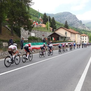 Il Giro d'Italia in transito davanti al Sacrario degli Alpin sul Col di Nava, il ricordo del loro sacrificio