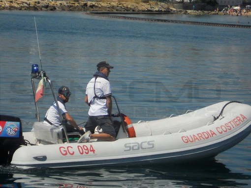 Sanremo: pedalò spiaggiato in località Tre Ponti, a fianco giovane privo di documenti e in stato confusionale Sanremo: pedalò spiaggiato in località Tre Ponti, a fianco giovane privo di documenti e in stato confusionale