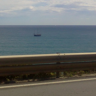 Un antico galeone a pochi metri dalla costa di Cipressa senza equipaggio. La nave fantasma dell'Olandese Volante ?