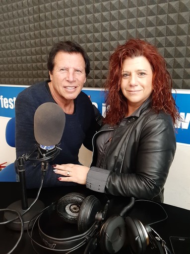 Il cantautore Sandro Giacobbe  per un'intervista esclusiva a Radio 103