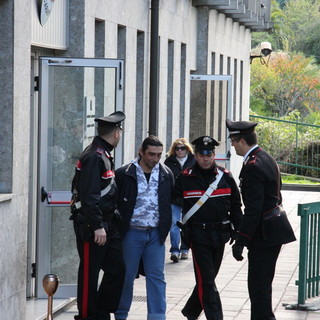 Giorgio Locatelli mentre viene portato in tribunale a Ventimiglia