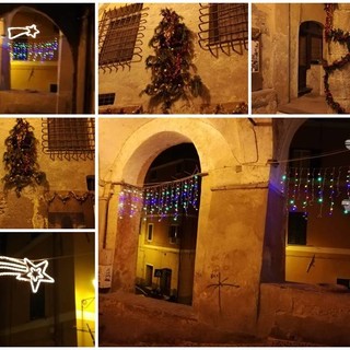 Imperia: anche il Comitato Sotto Tina per Natale addobba l'archivolto (Foto e Video)