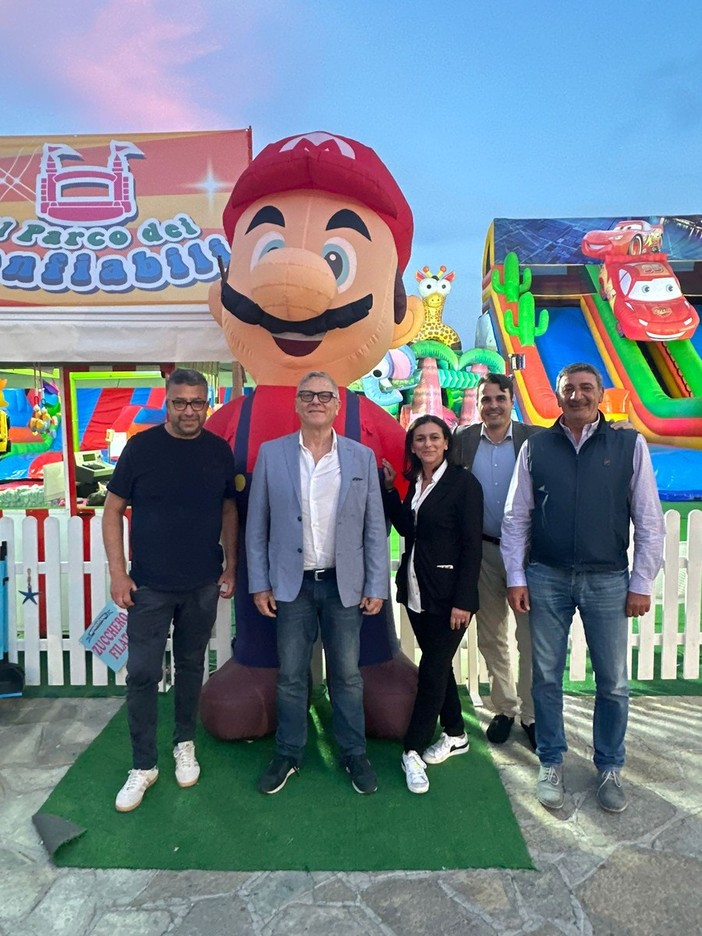 Gianni Rolando con i candidati di Sanremo Domani in piazza Colombo