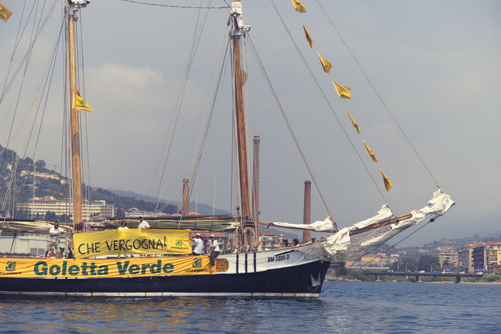 Goletta Verde ad Imperia, il video con lo striscione 'Che vergogna!' davanti alla costa Goletta Verde ad Imperia, il video con lo striscione 'Che vergogna!' davanti alla costa