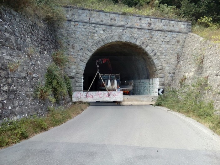 Per la Galleria di Perinaldo previsti lavori in somma urgenza: per il momento chiusa anche con grate di ferro