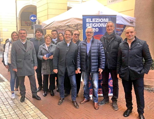 Imperia: grande partecipazione per il primo gazebo del movimento ‘Cambiamo con Toti Presidente’