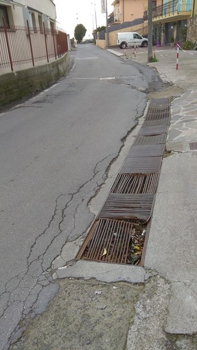 Sanremo: cittadino denuncia, dal 12 dicembre nessuno è intervenuto per sistemare una grata pericolosa