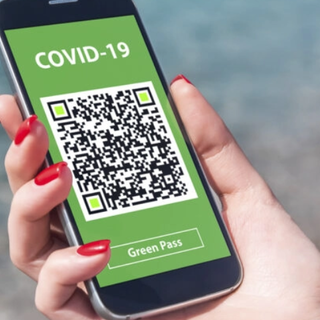 Green pass, il governo decide sulle esenzioni: possibilità per alimentari, farmacie, edicole e tabaccai Green pass, il governo decide sulle esenzioni: possibilità per alimentari, farmacie, edicole e tabaccai