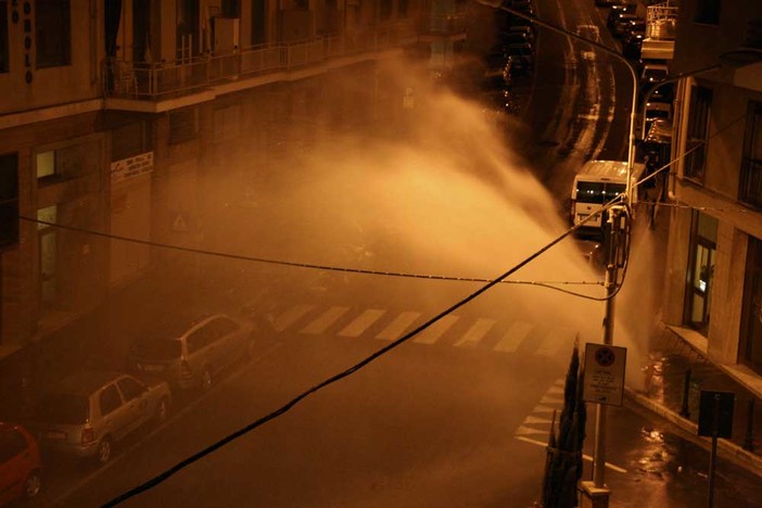 Imperia: si rompe un tubo nella notte in via Romita, intervento dei Vvf e degli operai dell'Amat