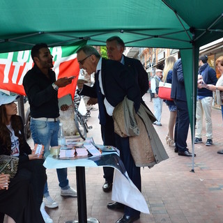 #ElezioniRegionali: in attesa di Toti il coordinatore cittadino di Forza Italia strappa i manifesti elettorali al gazebo di via della Repubblica