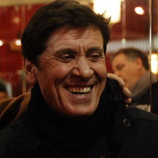 Festival di Sanremo 2012: Gianni Morandi ieri all'uscita dell'Ariston, tra i fan anche due suore