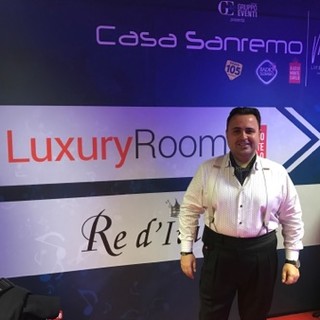 A Casa Sanremo il nipote di Edoardo De Crescenzo incanta il Palafiori con la sua voce