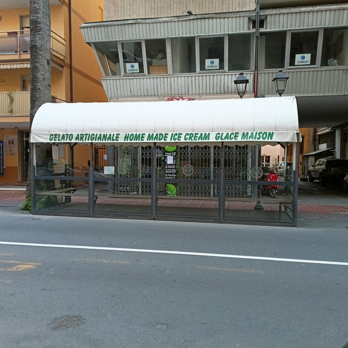 Ventimiglia, serrande abbassate dopo 35 anni di attività: chiude i battenti la gelateria Haiti (Foto) Ventimiglia, serrande abbassate dopo 35 anni di attività: chiude i battenti la gelateria Haiti (Foto)