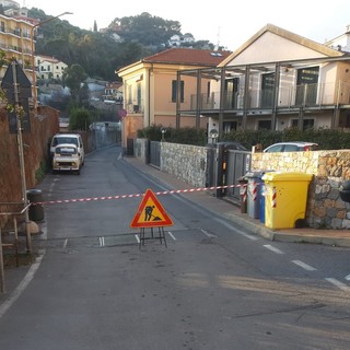 Imperia, lavori in via Paoletti: nessun avviso ai residenti e quartiere isolato