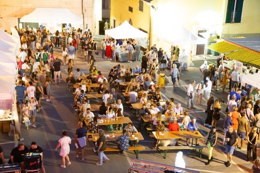 Il 21 giugno torna Gin nel Borgo a Diano Castello: drink, food & music per una serata unica Il 21 giugno torna Gin nel Borgo a Diano Castello: drink, food & music per una serata unica