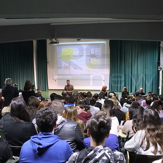 L’Istituto Comprensivo Biancheri di Ventimiglia commemora il giorno della memoria con filmati, testimonianze e racconti (foto) L’Istituto Comprensivo Biancheri di Ventimiglia commemora il giorno della memoria con filmati, testimonianze e racconti (foto)