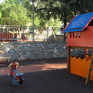 Imperia: chiusura del parco giochi di largo Ghiglia, le domande al Comune da una mamma