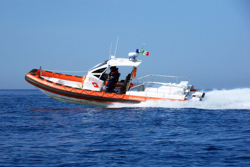 Imperia: surfista e canoista in difficoltà al largo di Oneglia, i due tratti in salvo dalla Guardia Costiera