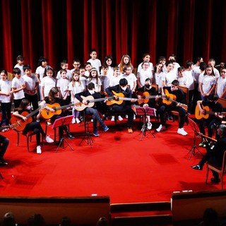 Sanremo: grande successo per lo spettacolo ‘È tutta un'altra Musica’ dell'Istituto Comprensivo Sanremo Centro Levante (foto)
