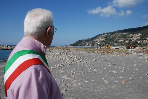 Ospedaletti: ghiaia della 'discordia' a Baiaverde, ogni sera 'qualcuno' cambia la chiave del cantiere