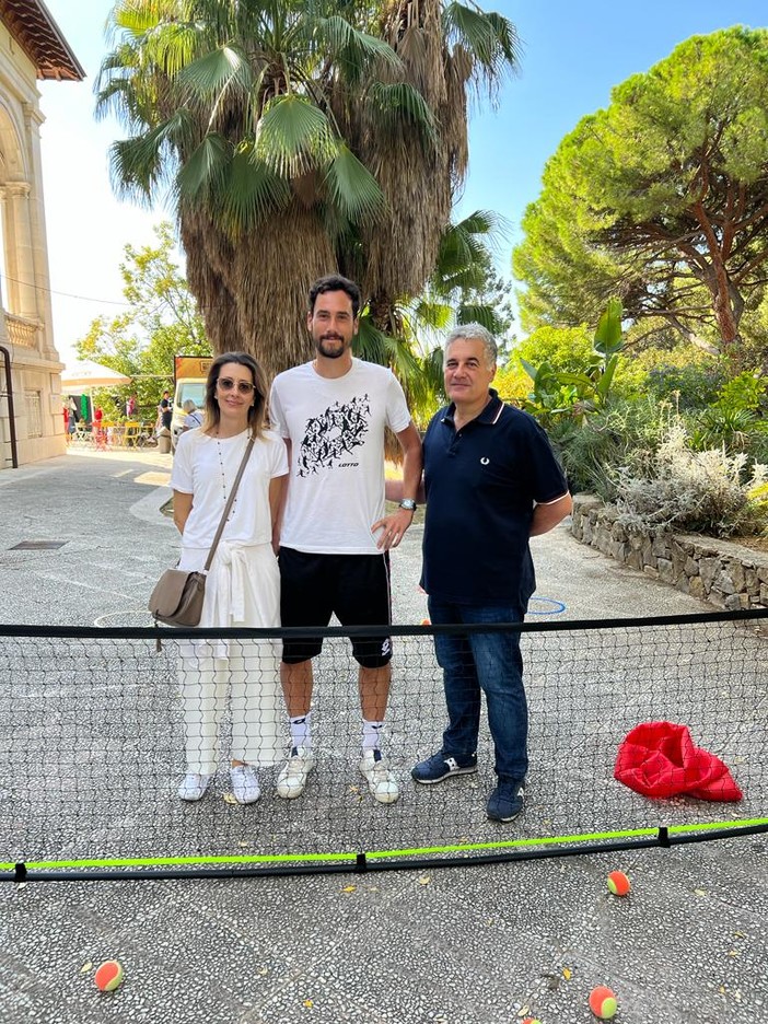 Gianluca Mager tra la consigliera comunale Ethel Moreno e l’assessore allo sport Giuseppe Faraldi