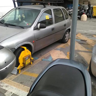 Sanremo: ancora 'pugno di ferro' contro il divieto di sosta in centro, oggi 3 auto con le ganasce in via Roma Sanremo: ancora 'pugno di ferro' contro il divieto di sosta in centro, oggi 3 auto con le ganasce in via Roma