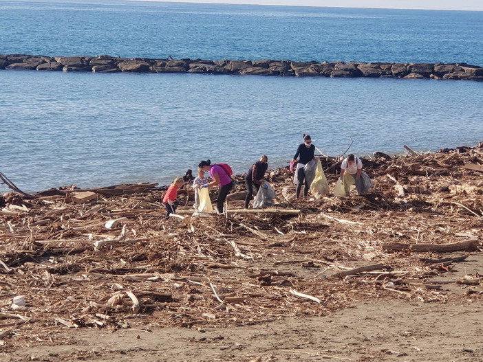 Santo Stefano al Mare, tanti i volontari che hanno partecipato alla seconda giornata ecologica organizzata dall'amministrazione comunale (Foto)