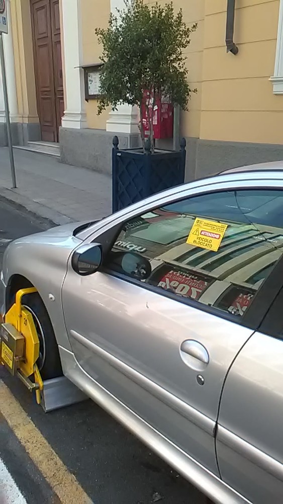 Sanremo: auto straniere questa mattina sul 'carico e scarico', blitz con le ganasce in via Roma