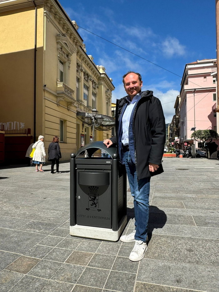 Ventimiglia, iniziata la posa dei nuovi cestini gettacarta nel centro cittadino e sulla nuova passeggiata Ventimiglia, iniziata la posa dei nuovi cestini gettacarta nel centro cittadino e sulla nuova passeggiata