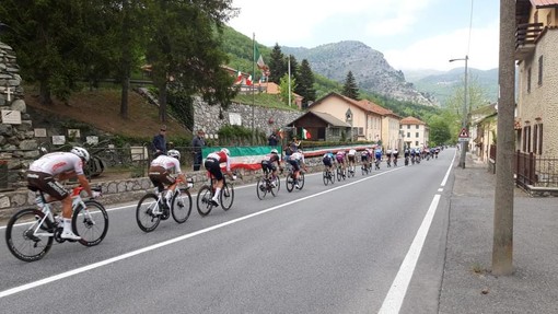 Il Giro d'Italia in transito davanti al Sacrario degli Alpin sul Col di Nava, il ricordo del loro sacrificio