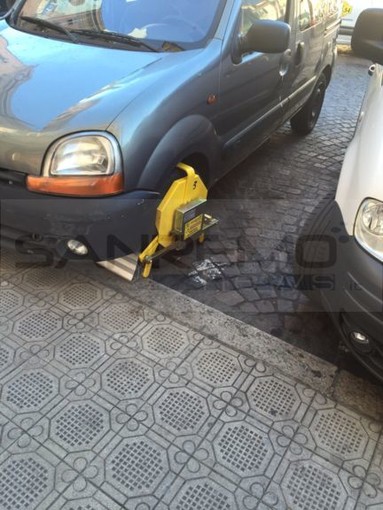 Sanremo, piazza Colombo: applicate le ganasce ad un'auto parcheggiata sul carico e scarico