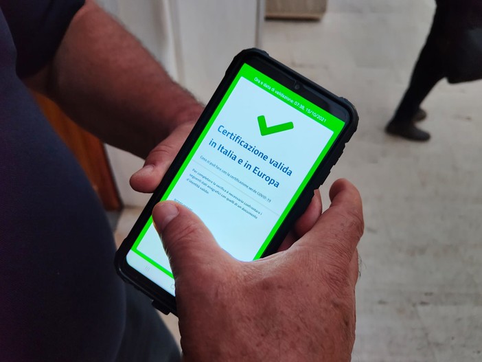 Imperia, green pass obbligatorio, in comune 'buona' la prima. Scajola: "Sono dalla parte della scienza, il vaccino sia obbligatorio per tutti" (foto e video)