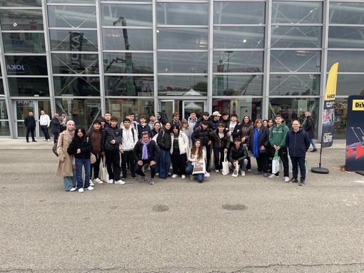 Il Corso Geometri-CAT di Ventimiglia al Salone dell'edilizia "Restructura" a Torino. Il Corso Geometri-CAT di Ventimiglia al Salone dell'edilizia "Restructura" a Torino.