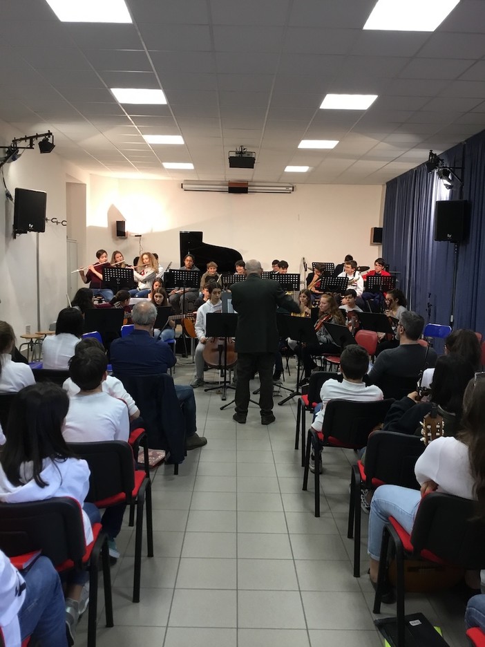 Sanremo: gemellaggio musicale tra gli istituti comprensivi “Ghiglieri-Aicardi” di Finale Ligure e “Sanremo Centro Levante” Sanremo: gemellaggio musicale tra gli istituti comprensivi “Ghiglieri-Aicardi” di Finale Ligure e “Sanremo Centro Levante”