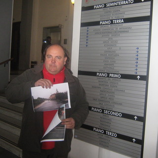 Giuseppe Franciosi prima di salire le scale del Comune mostra le foto