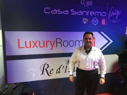 A Casa Sanremo il nipote di Edoardo De Crescenzo incanta il Palafiori con la sua voce